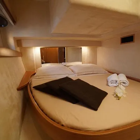 Motor Yachts Alena 56 *